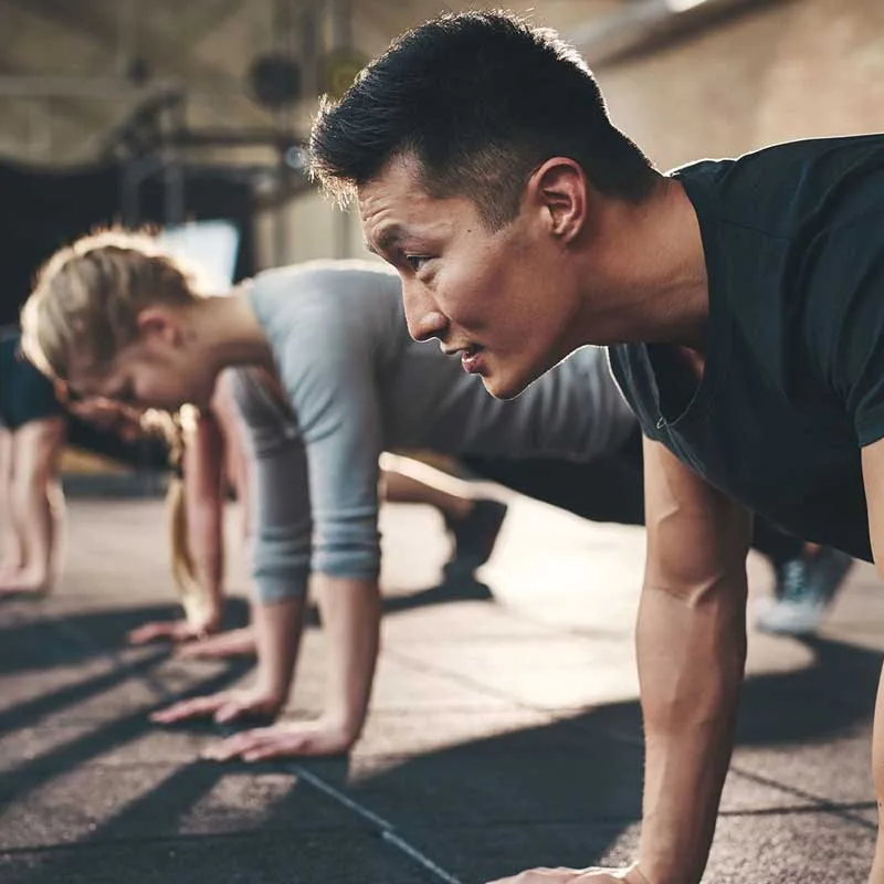 Personas entrenando juntas como símbolo de constancia y resultados